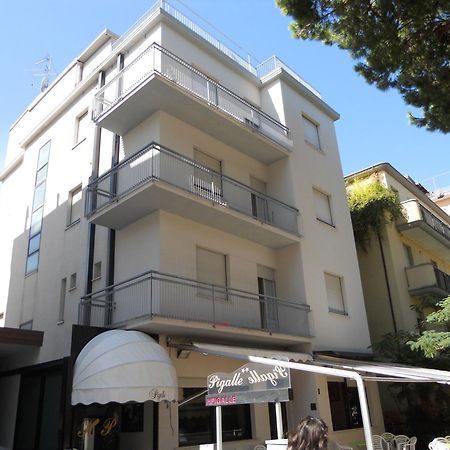 Hotel Pigalle Rimini Bagian luar foto