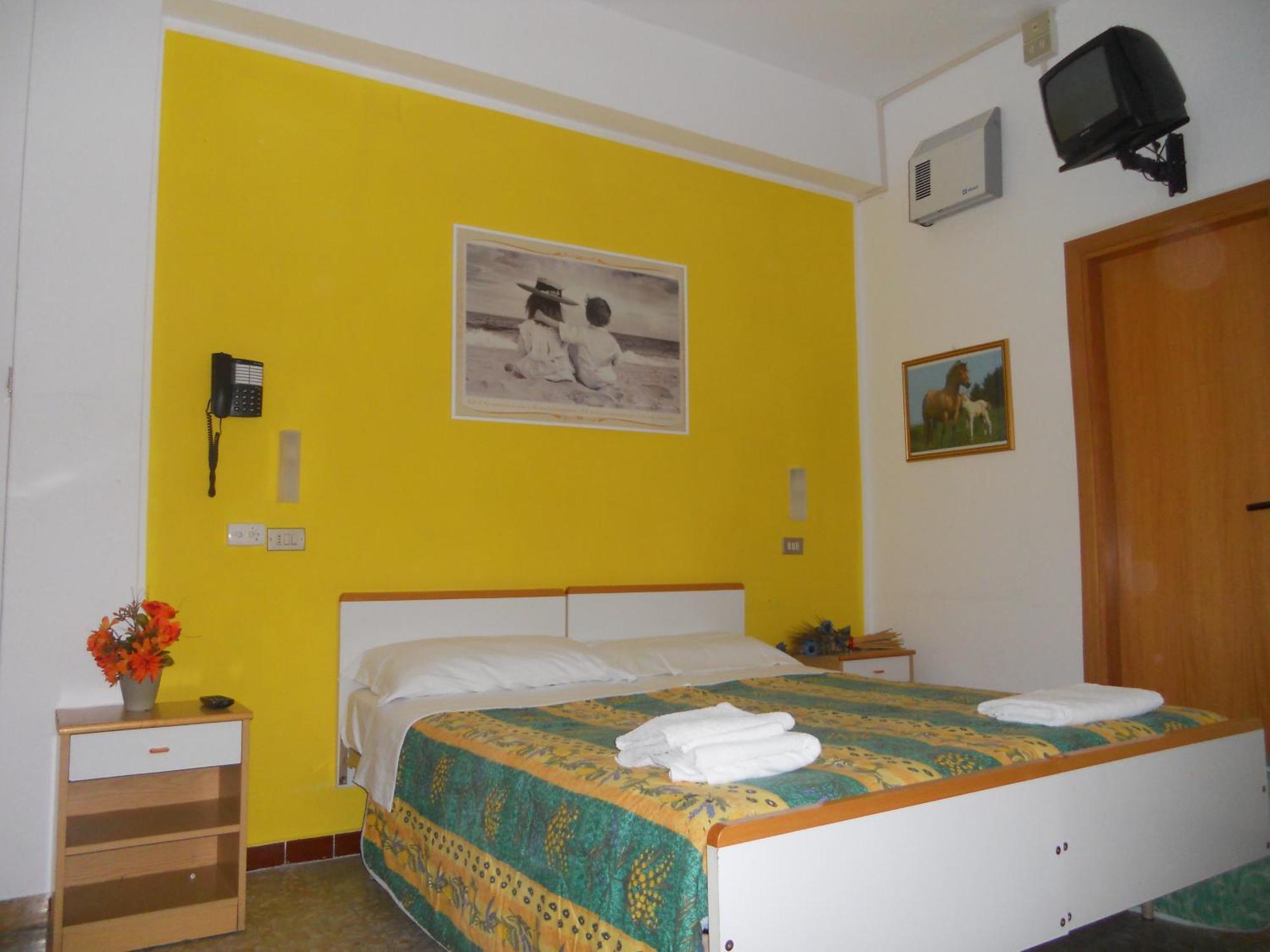 Hotel Pigalle Rimini Bagian luar foto