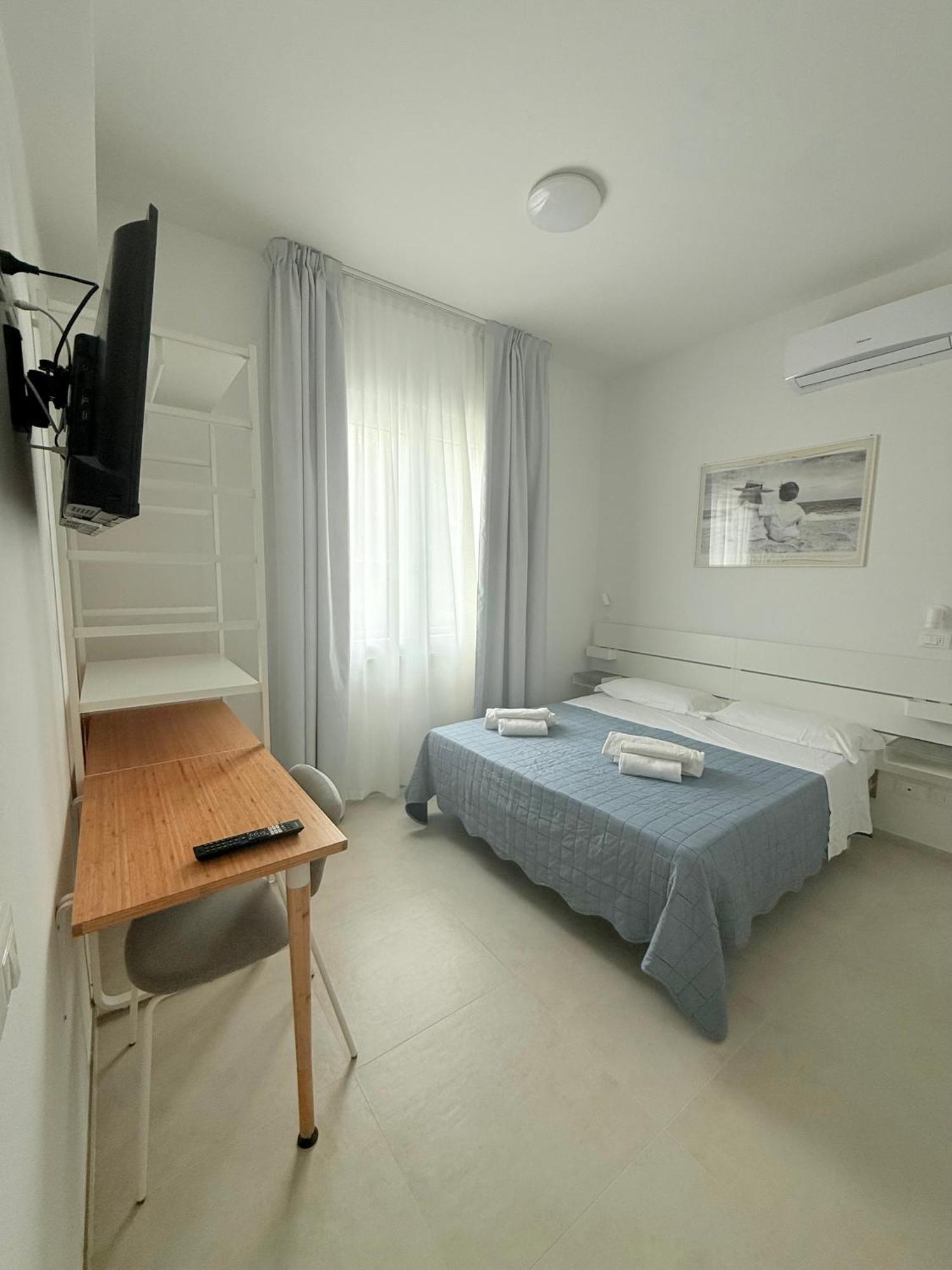 Hotel Pigalle Rimini Bagian luar foto