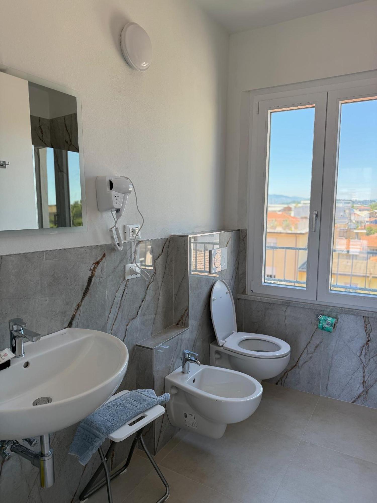 Hotel Pigalle Rimini Bagian luar foto