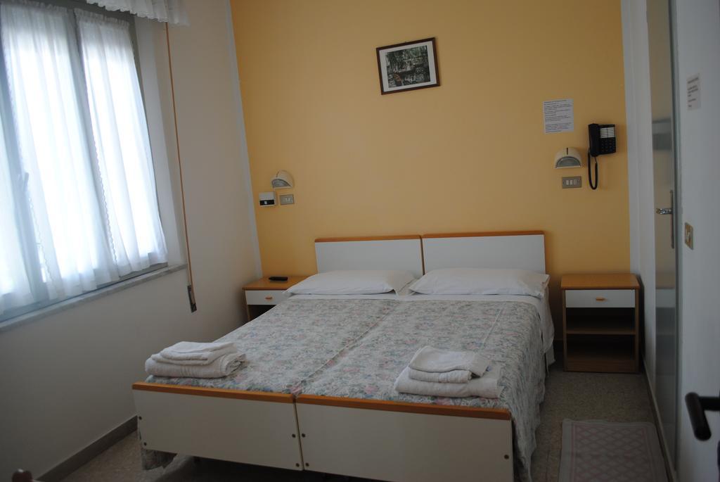 Hotel Pigalle Rimini Bagian luar foto