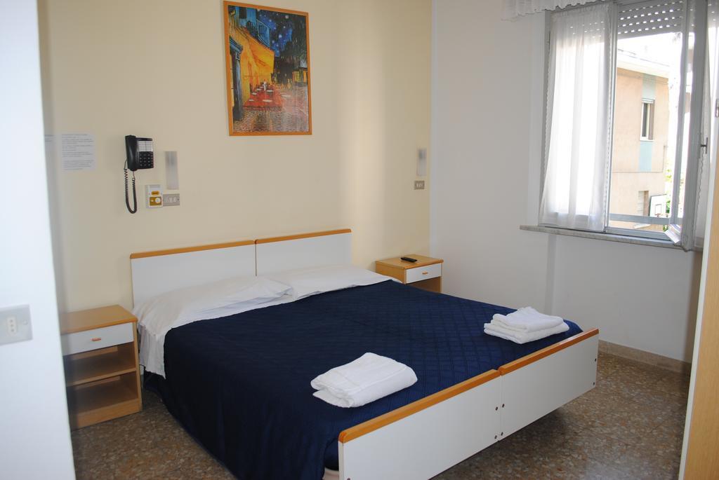 Hotel Pigalle Rimini Bagian luar foto
