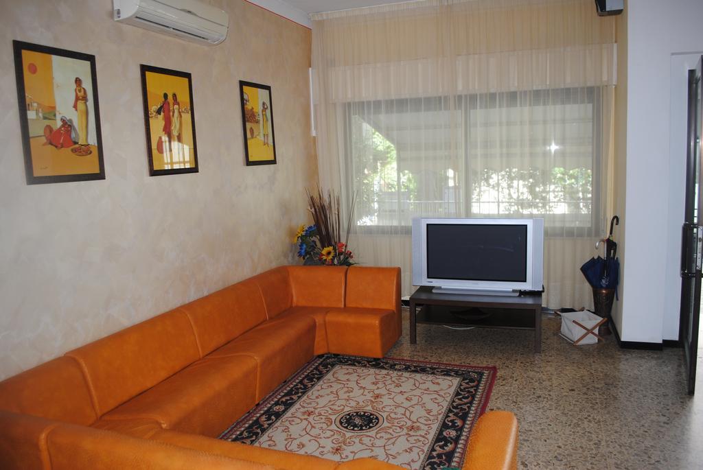 Hotel Pigalle Rimini Bagian luar foto
