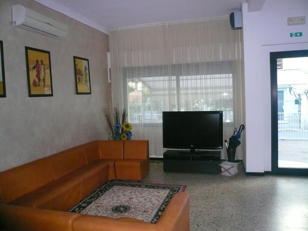 Hotel Pigalle Rimini Bagian luar foto