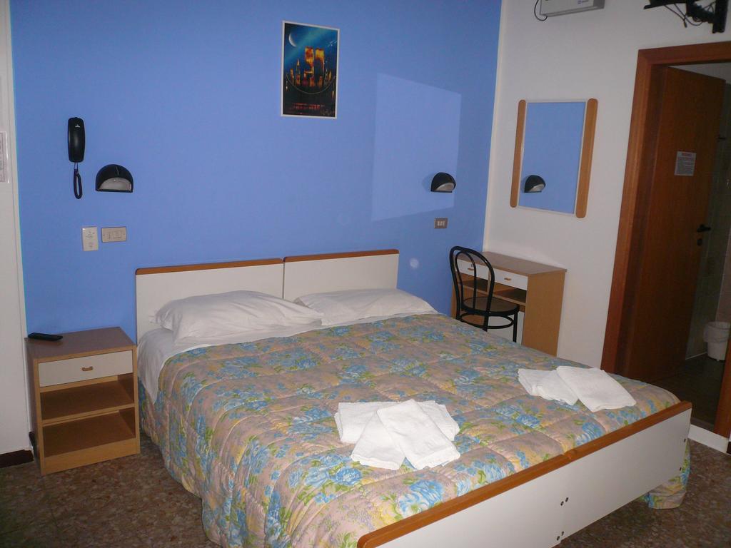 Hotel Pigalle Rimini Bagian luar foto