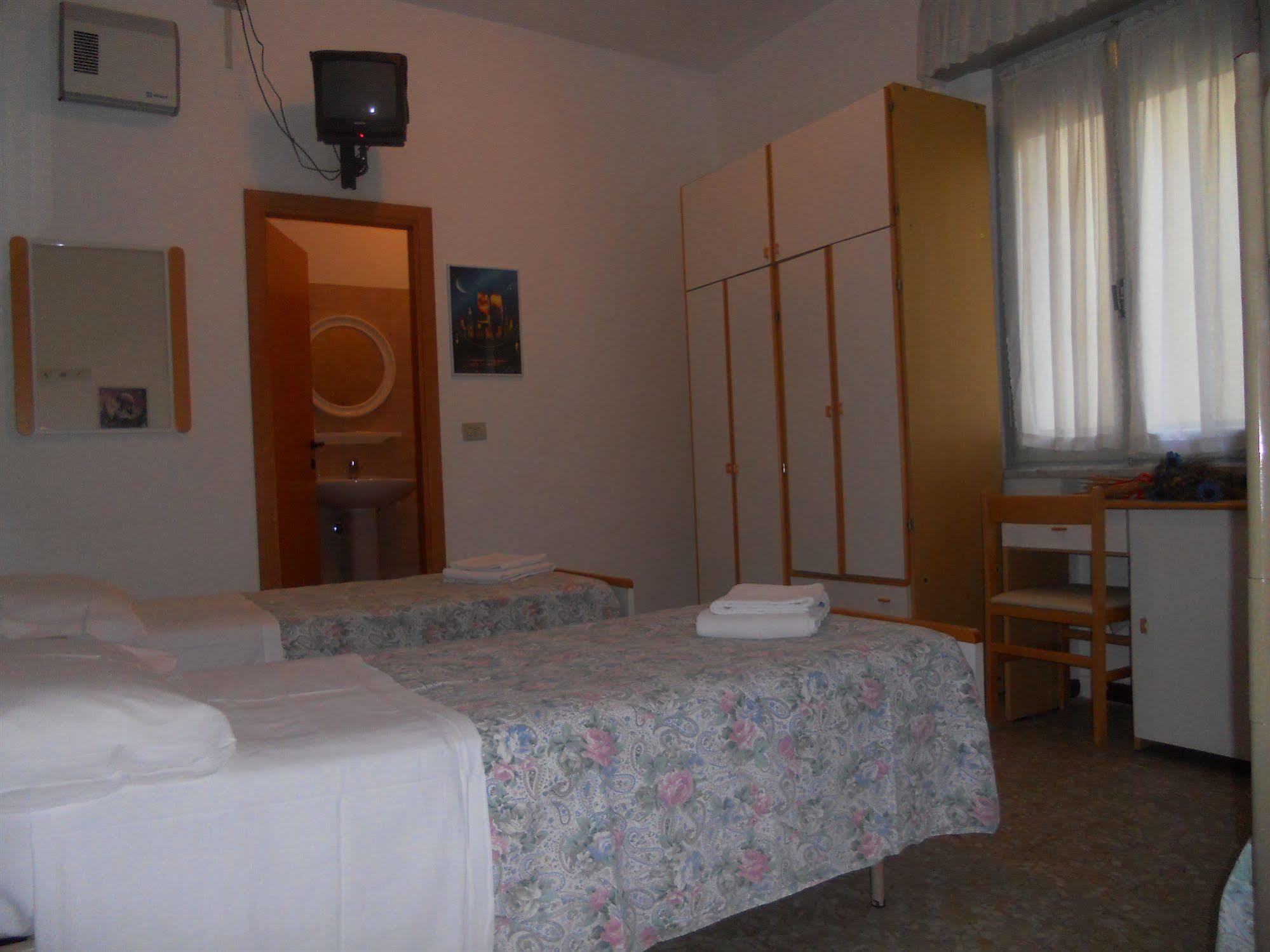 Hotel Pigalle Rimini Bagian luar foto