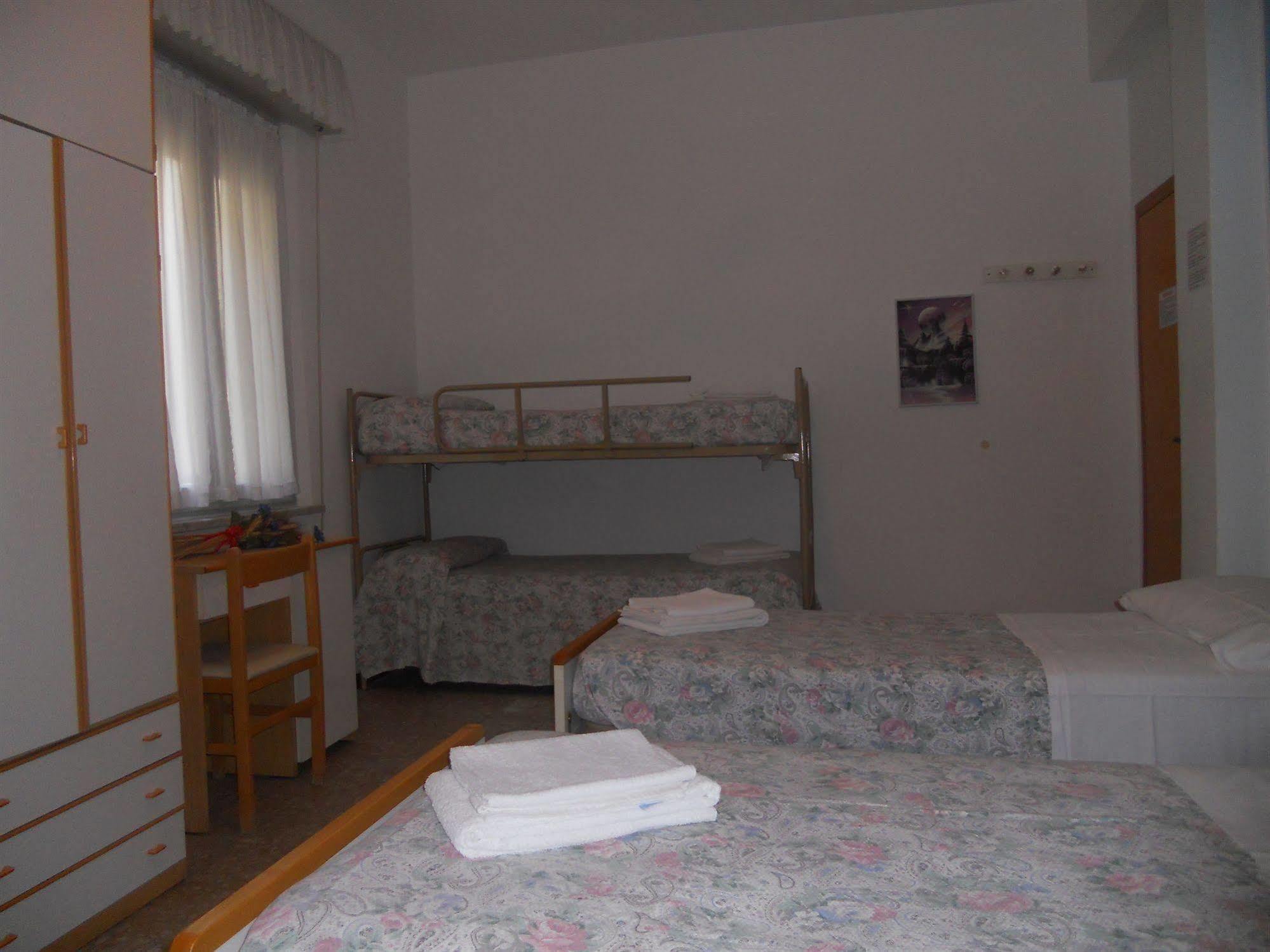 Hotel Pigalle Rimini Bagian luar foto