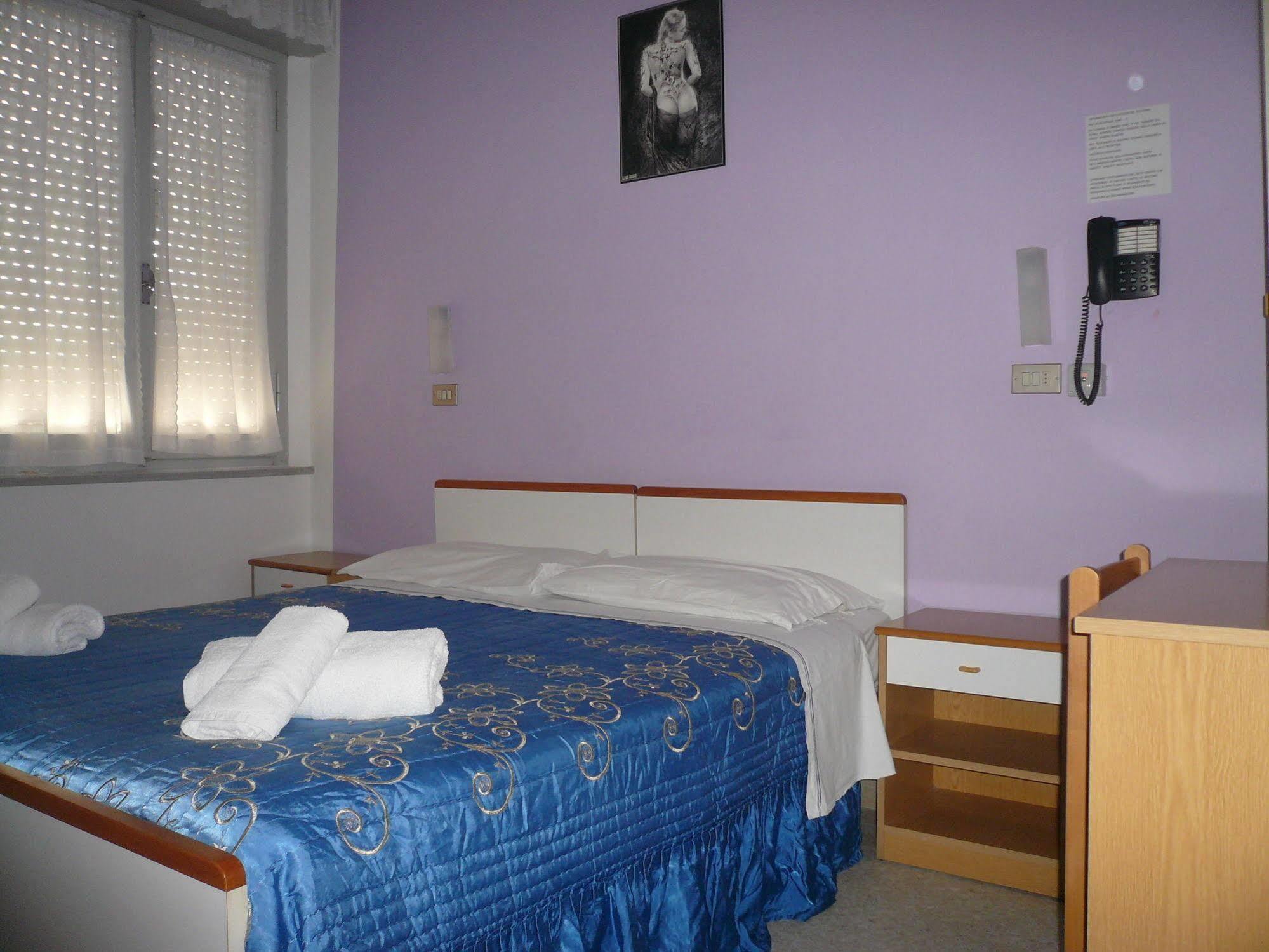 Hotel Pigalle Rimini Bagian luar foto