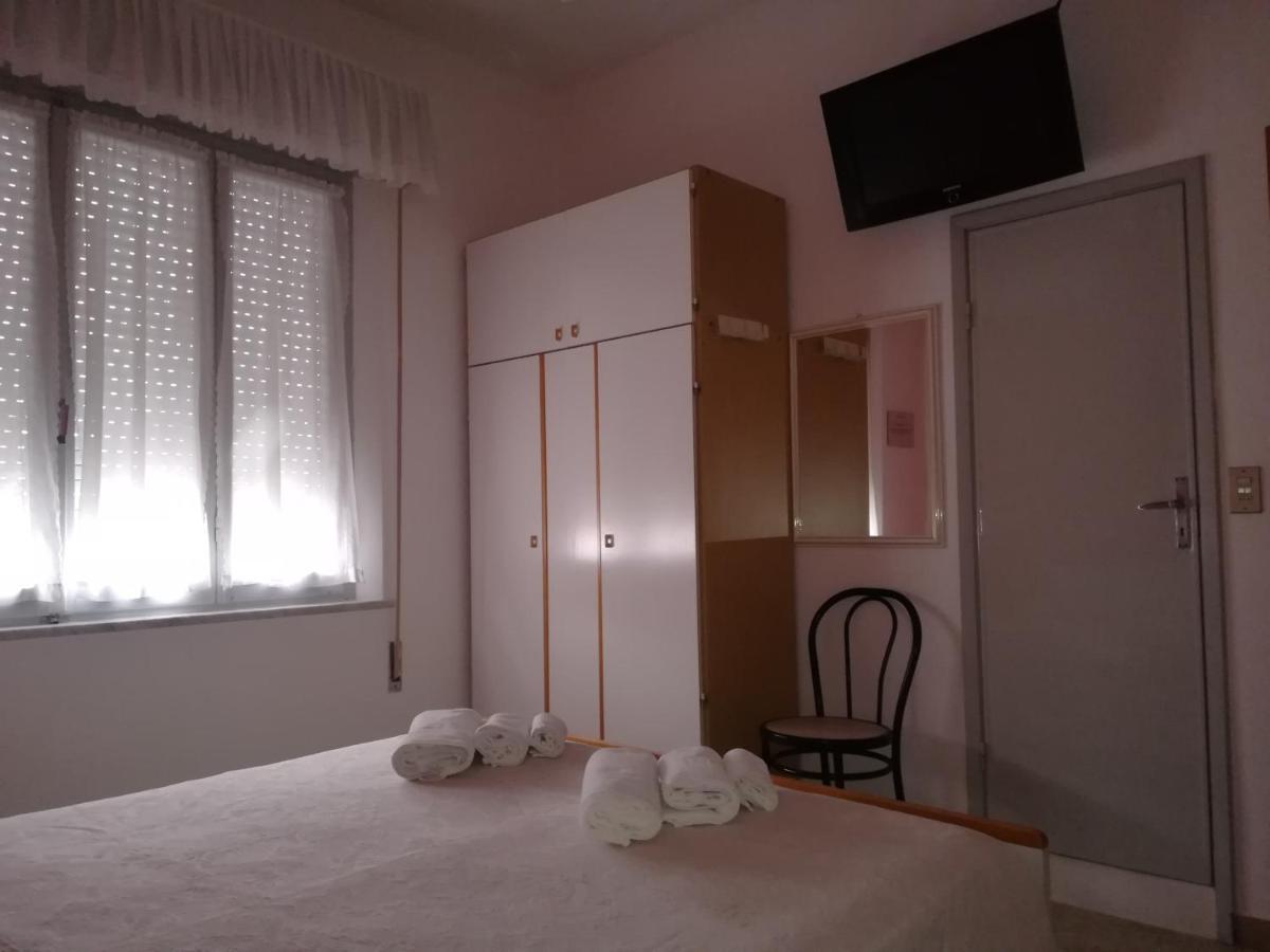 Hotel Pigalle Rimini Bagian luar foto