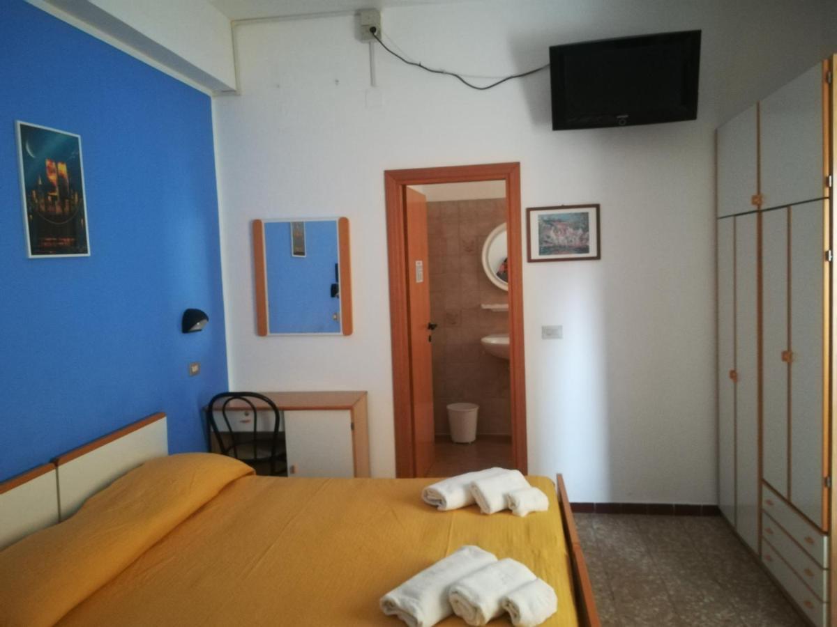 Hotel Pigalle Rimini Bagian luar foto
