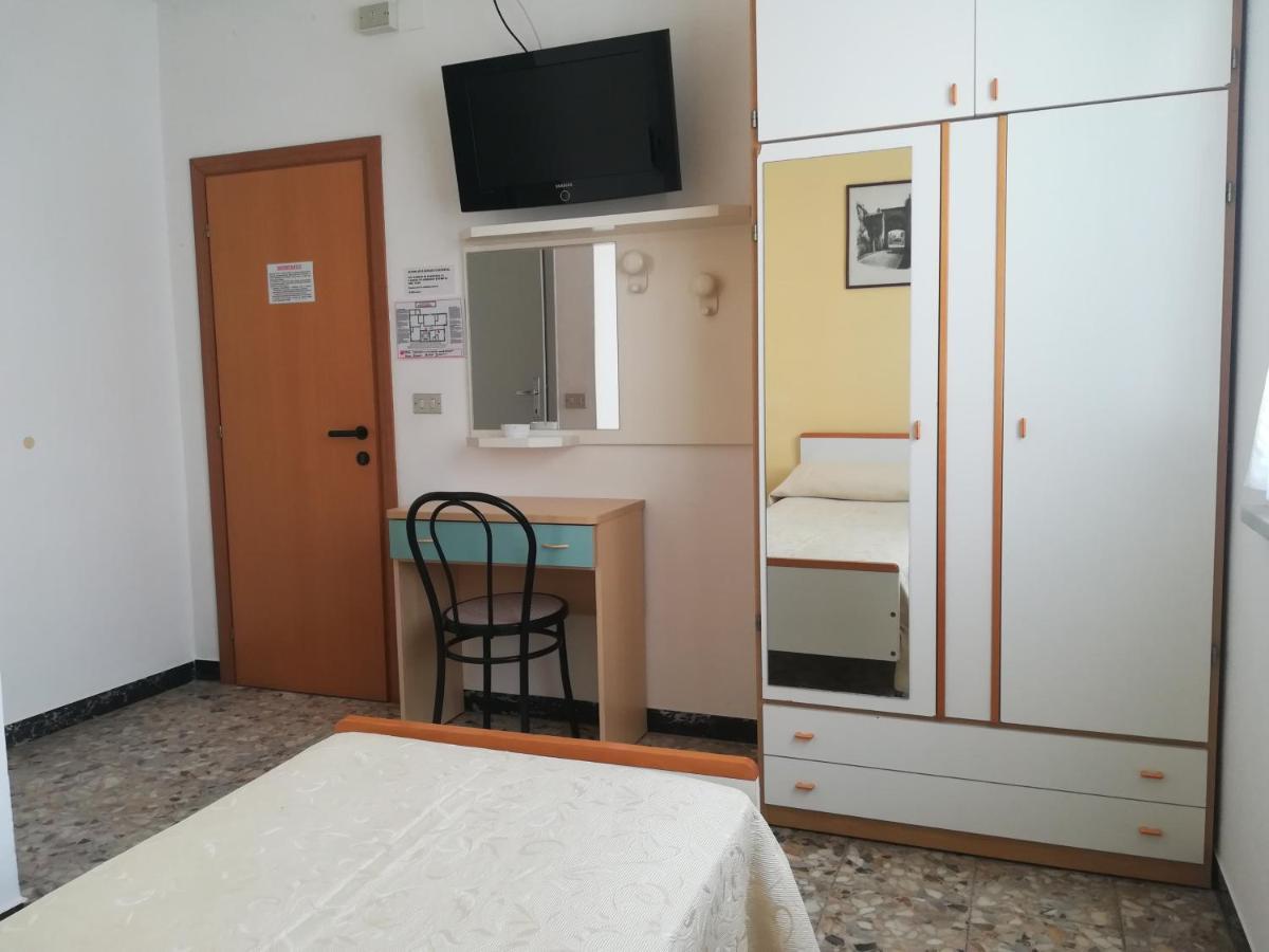 Hotel Pigalle Rimini Bagian luar foto